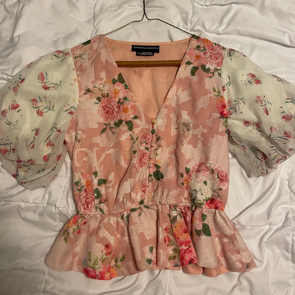 Beautiful floral puff sleeve top with front buttons